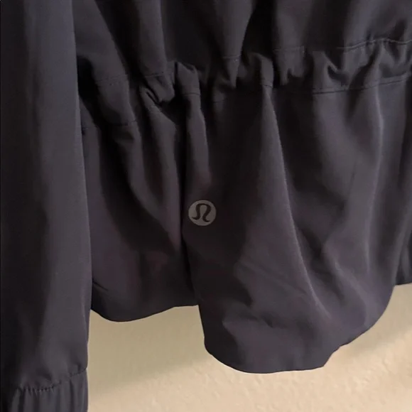 Women's Black lululemon Hooded Jacket - Picture 5 of 6